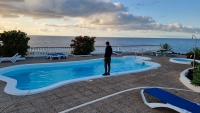 Der Poolboy sorgt fr&uuml;h morgens f&uuml;r einen sauberen Pool.